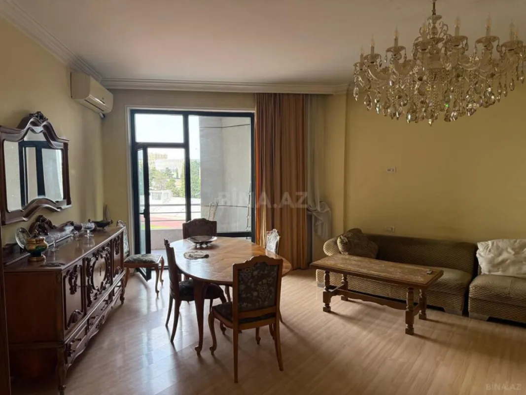 Satılır 4 otaqlı mənzil 178 m²