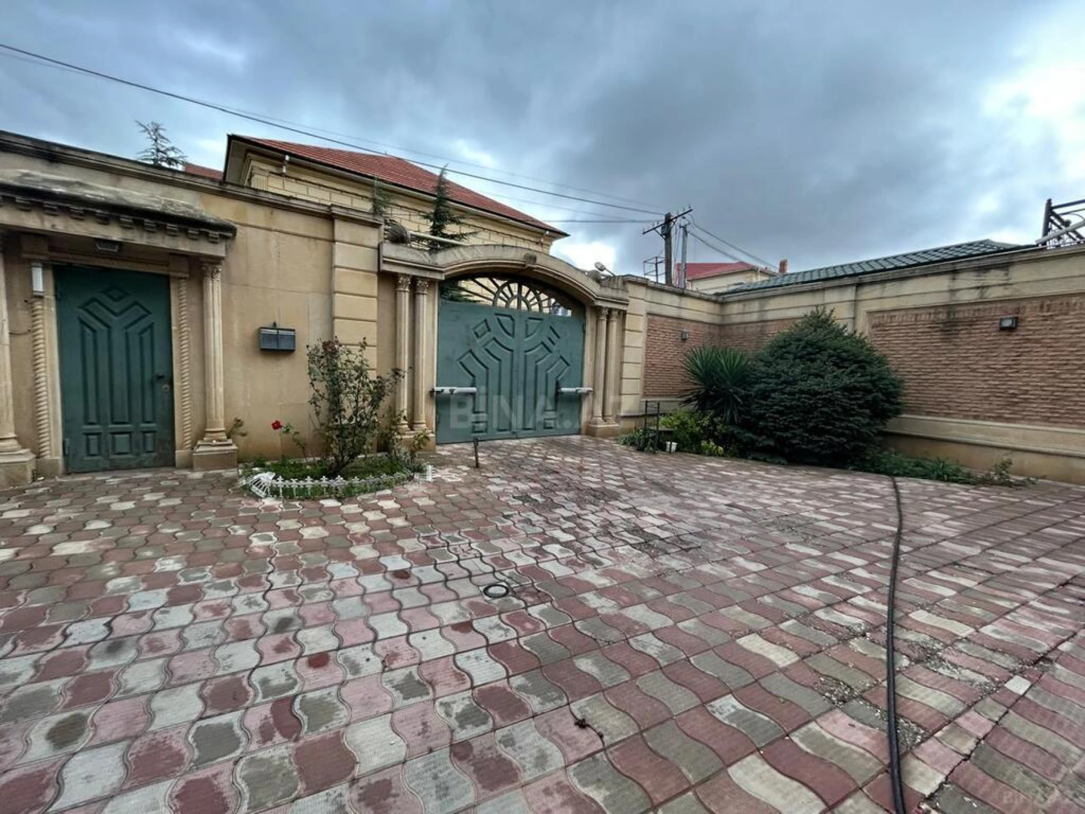 Satılır 12 otaqlı həyət evi 829 m²