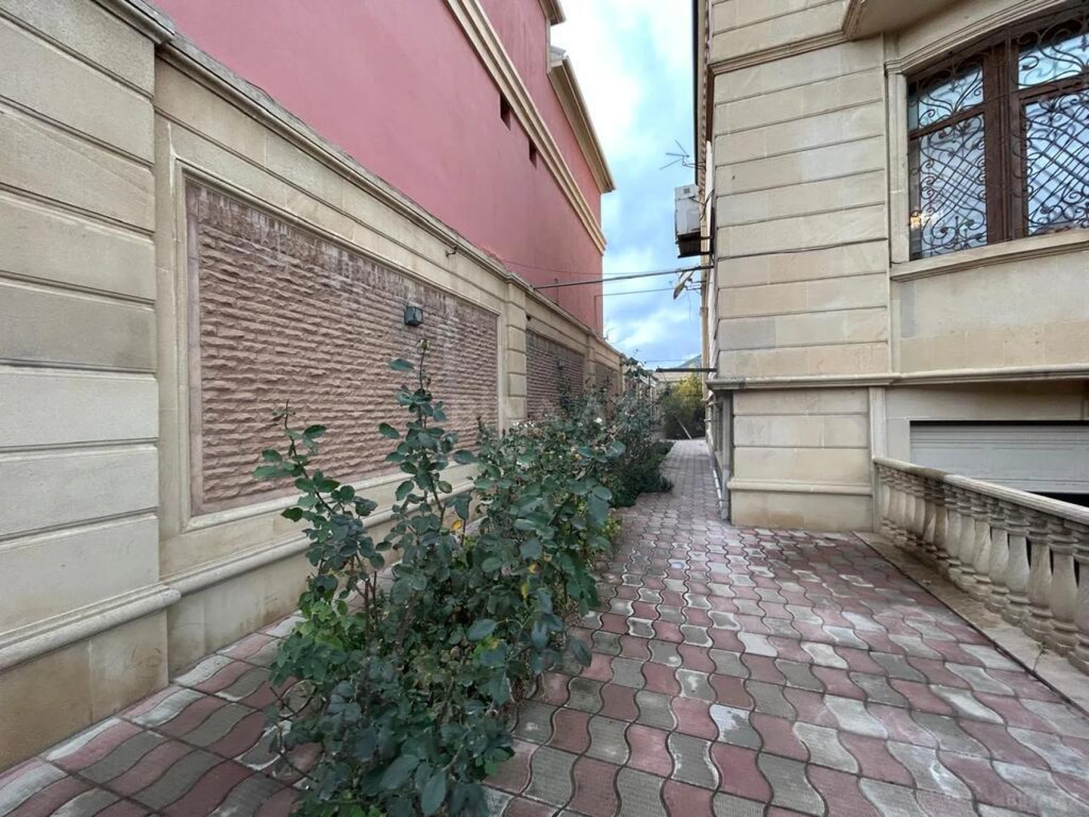 Satılır 12 otaqlı həyət evi 829 m²