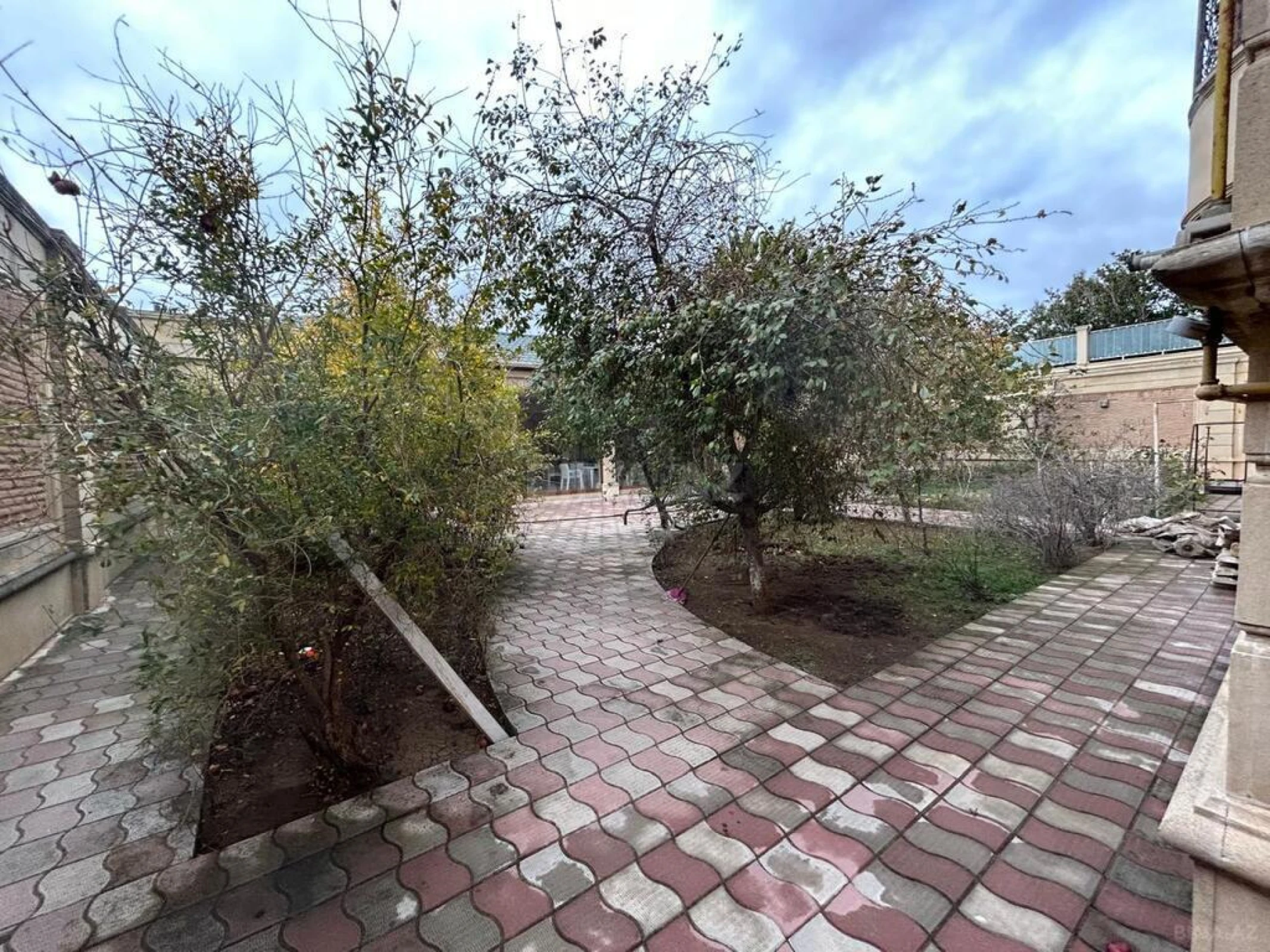 Satılır 12 otaqlı həyət evi 829 m²