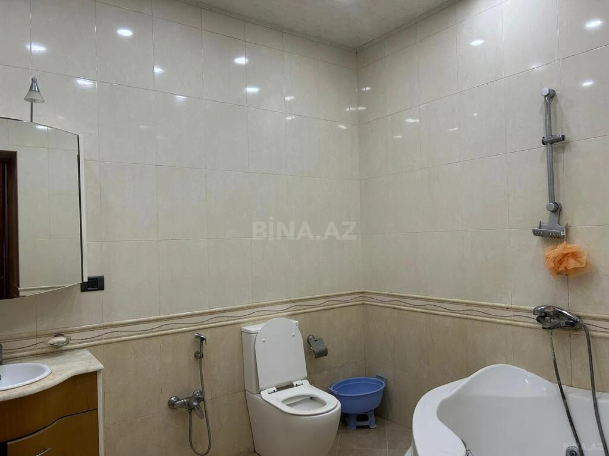 Satılır 12 otaqlı həyət evi 829 m²