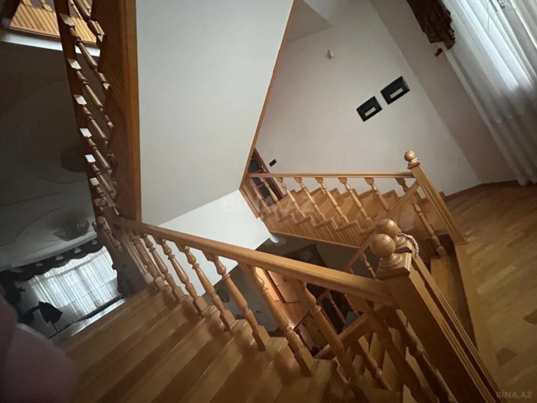 Satılır 12 otaqlı həyət evi 829 m²