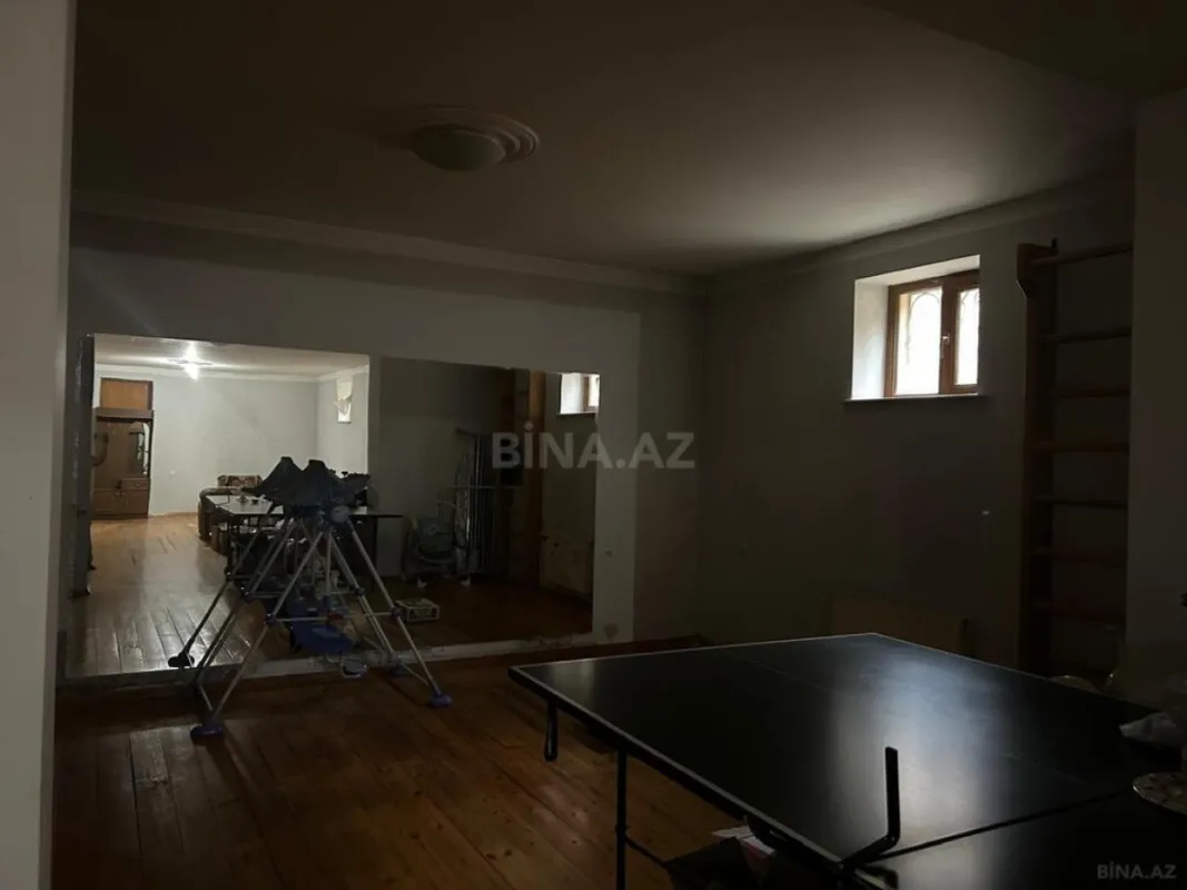 Satılır 12 otaqlı həyət evi 829 m²