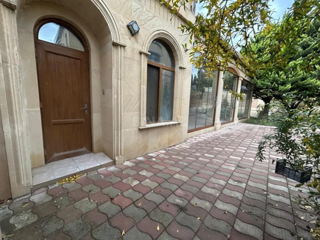 Satılır 12 otaqlı həyət evi 829 m²