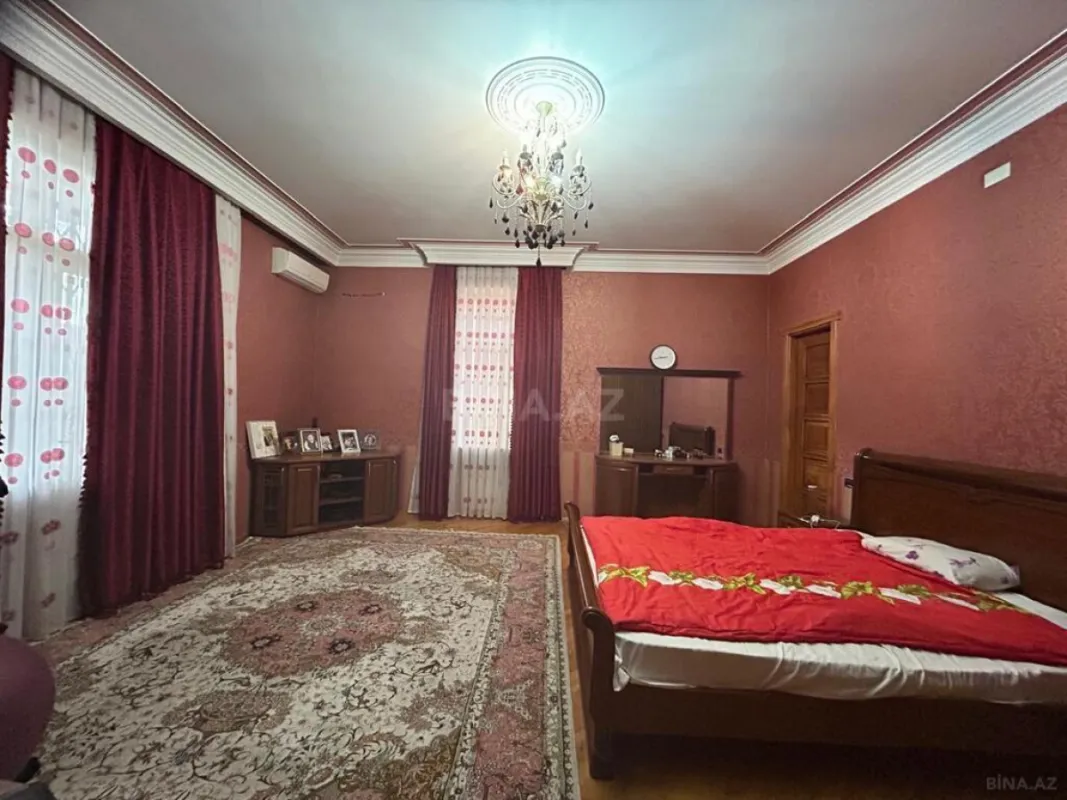 Satılır 12 otaqlı həyət evi 829 m²