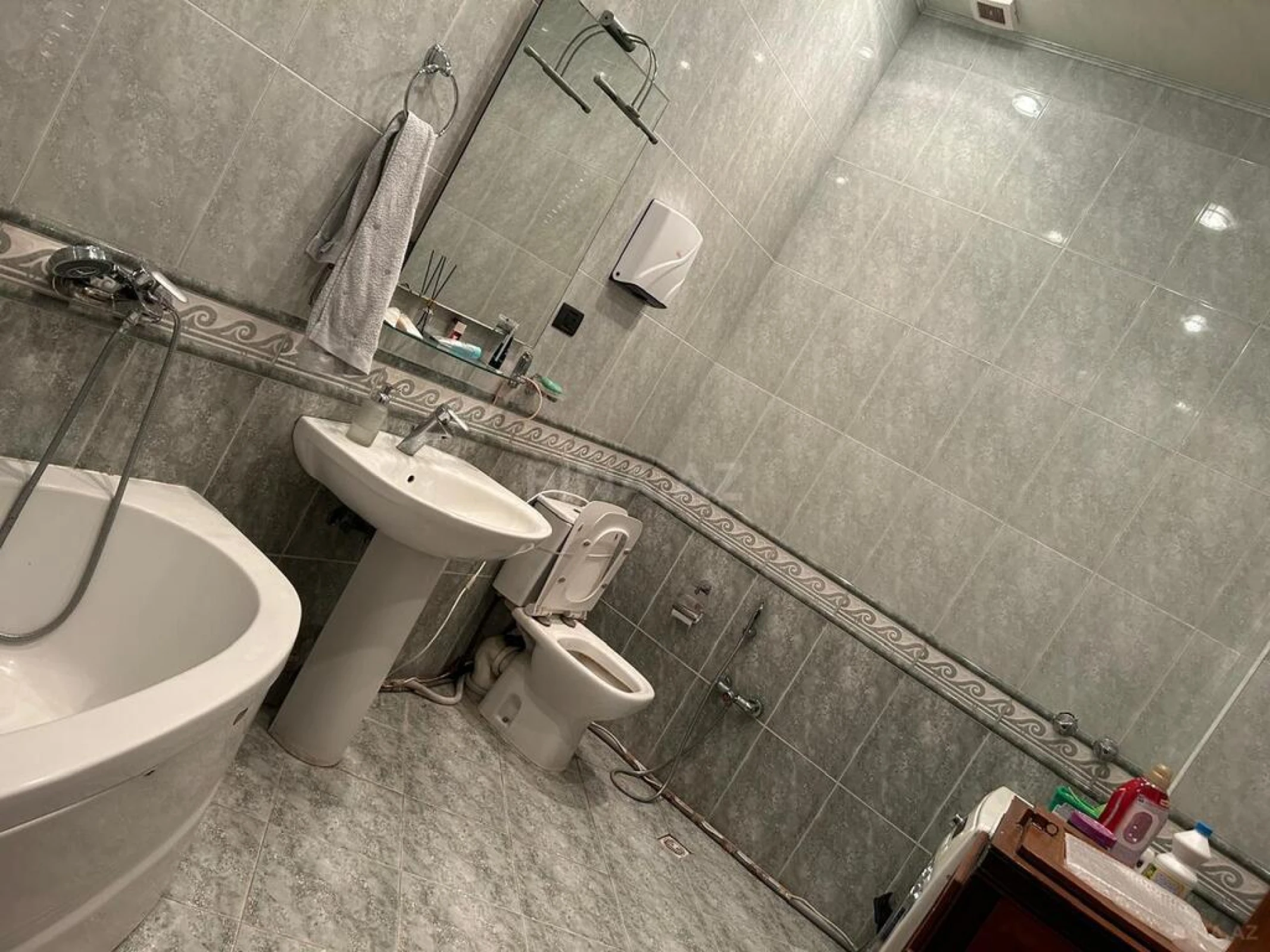 Satılır 12 otaqlı həyət evi 829 m²
