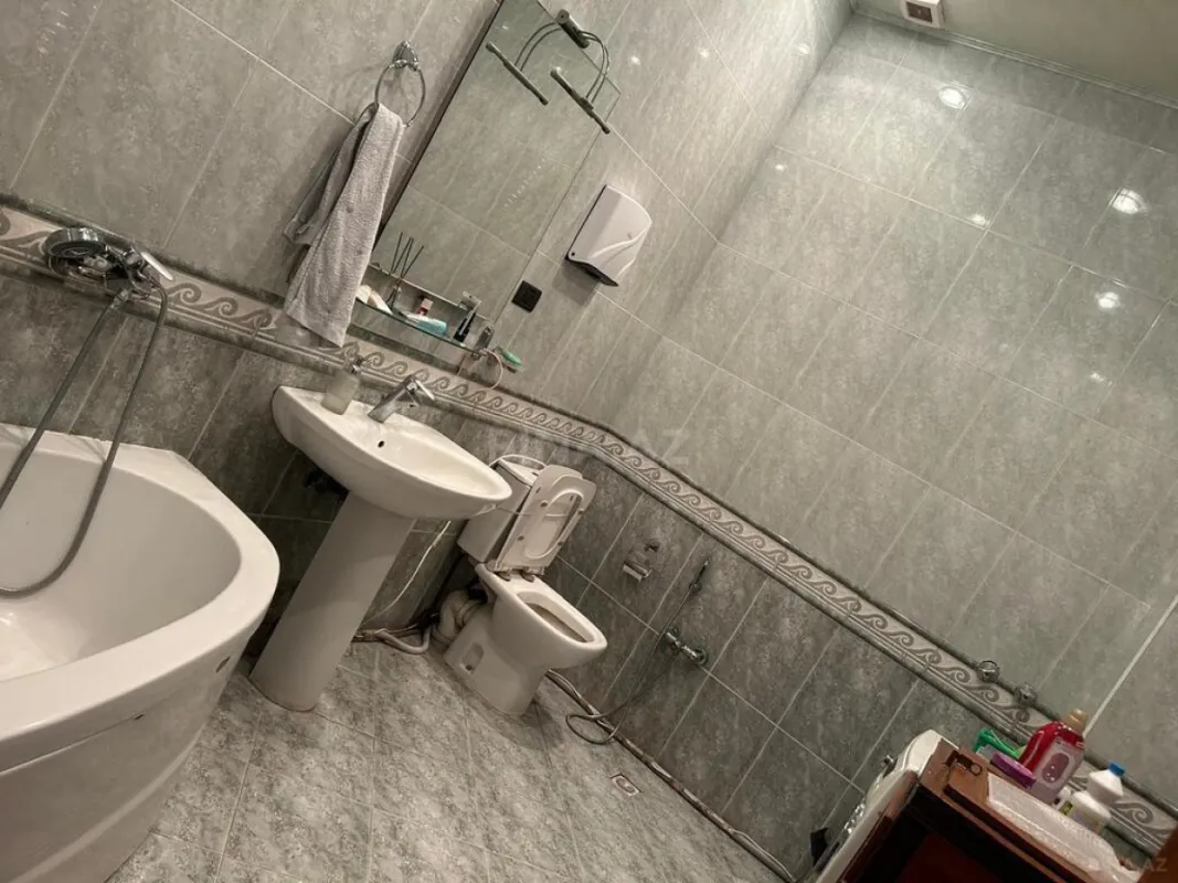 Satılır 12 otaqlı həyət evi 829 m²