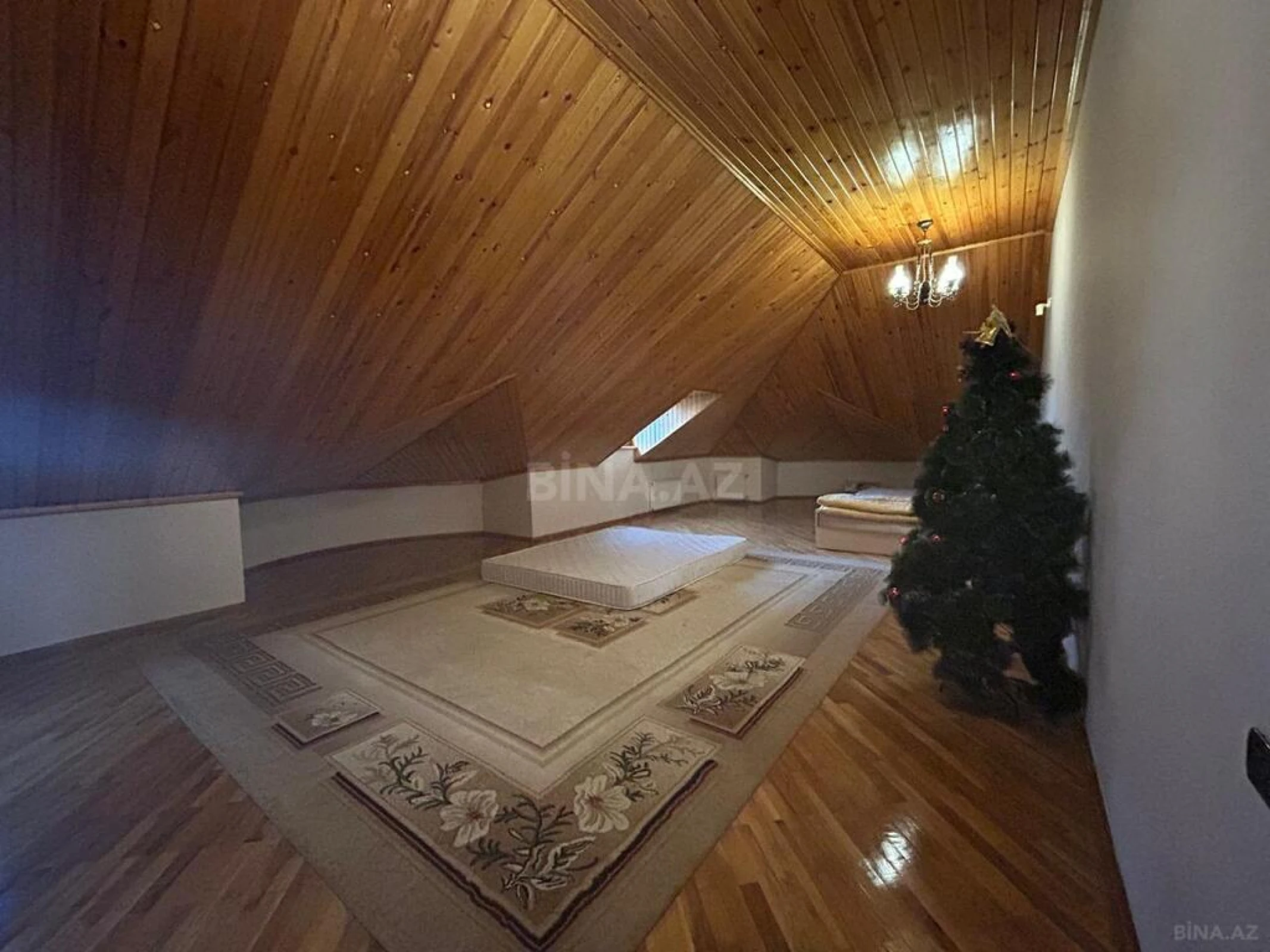 Satılır 12 otaqlı həyət evi 829 m²