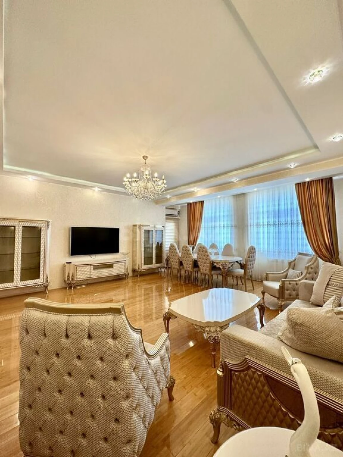 Satılır 4 otaqlı mənzil 160 m²