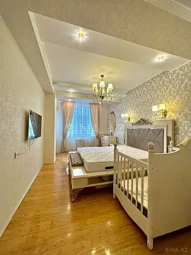Satılır 4 otaqlı mənzil 160 m²