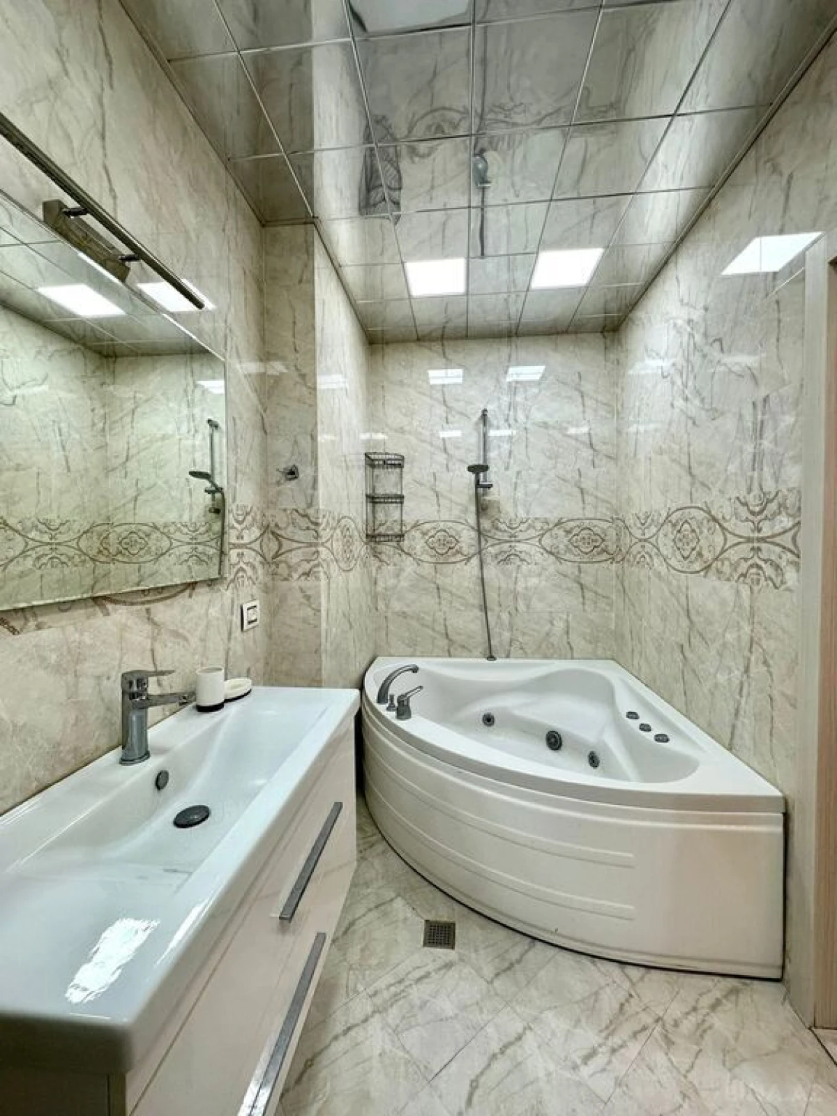 Satılır 4 otaqlı mənzil 160 m²