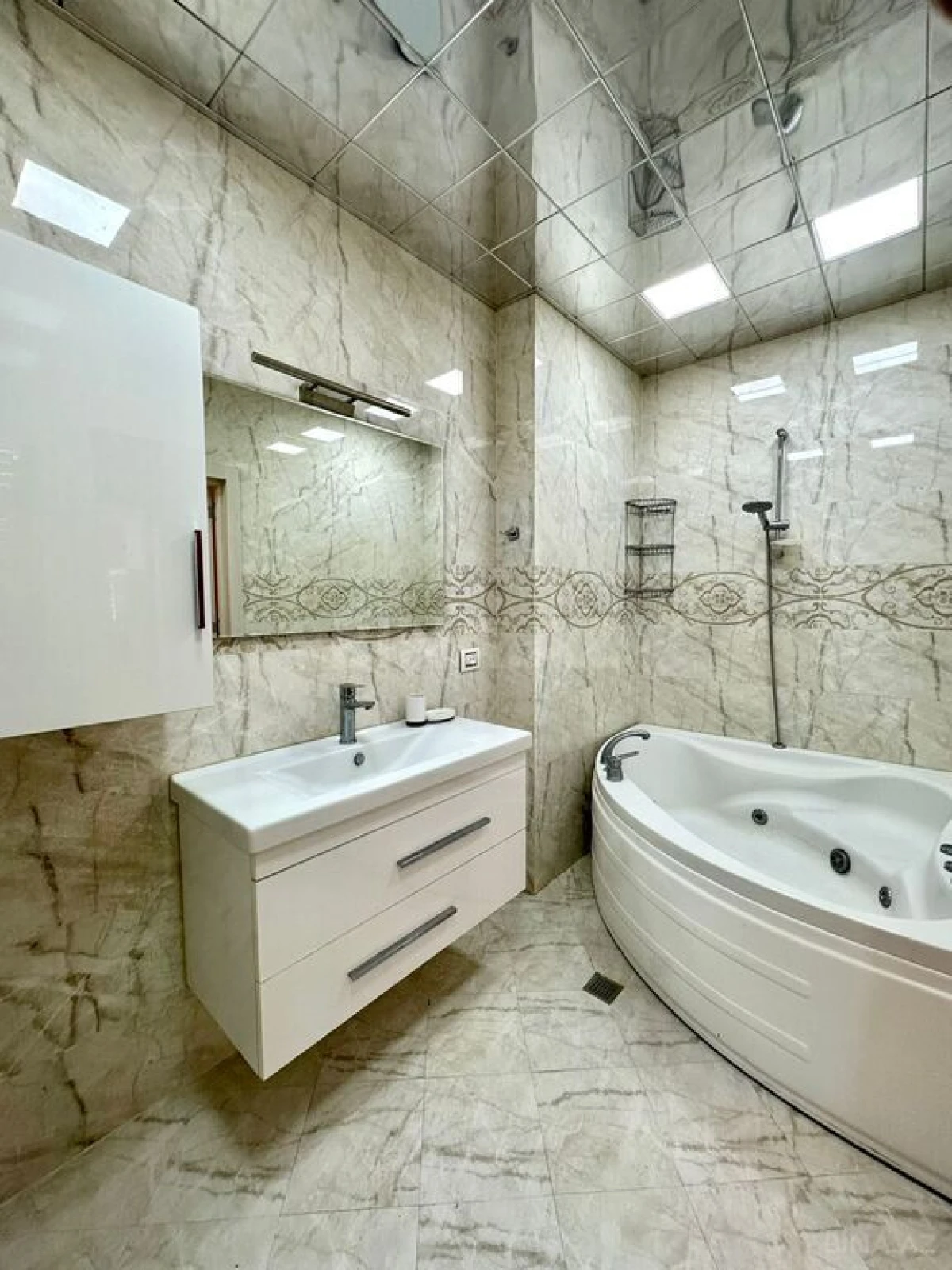 Satılır 4 otaqlı mənzil 160 m²