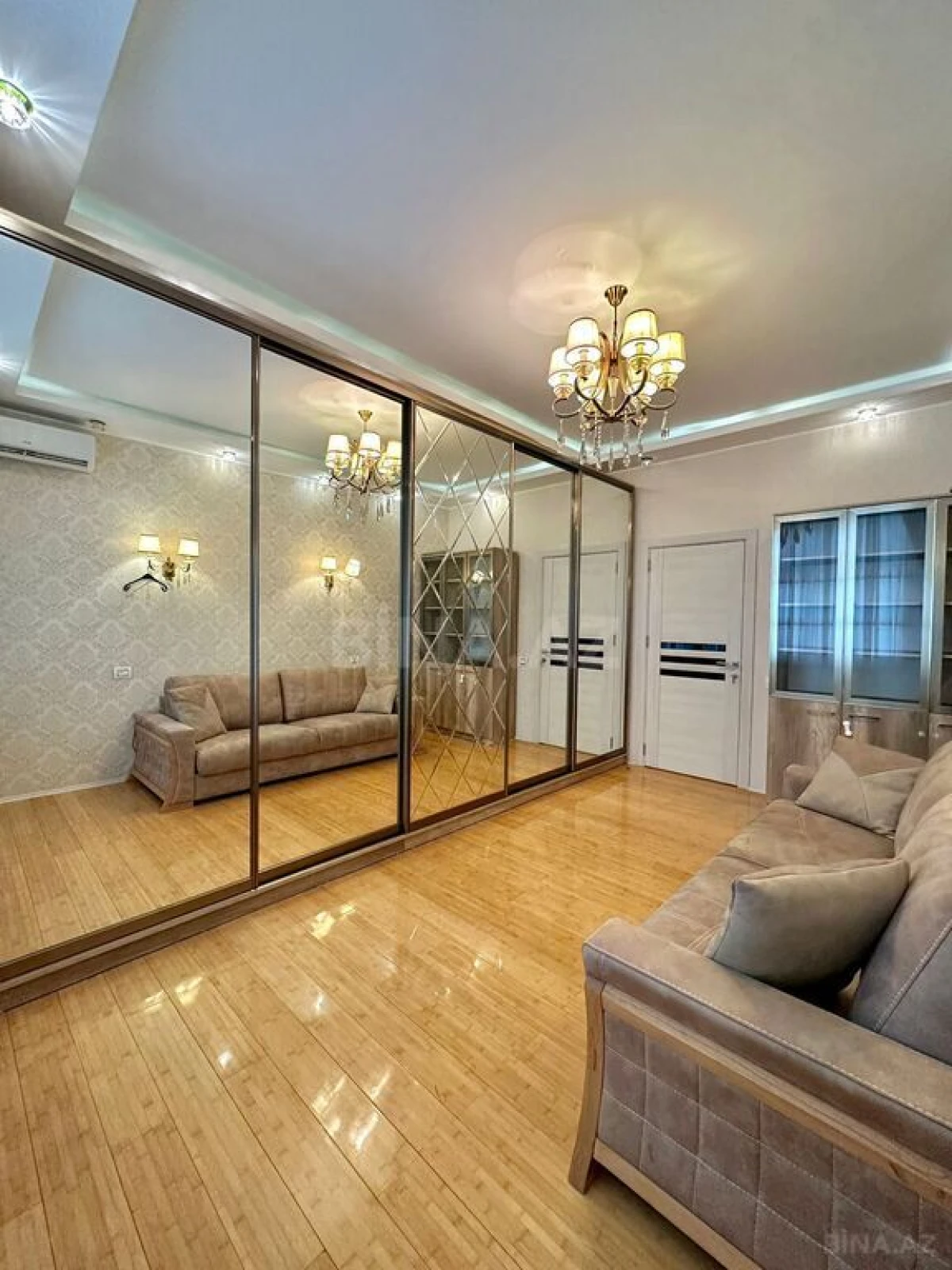 Satılır 4 otaqlı mənzil 160 m²