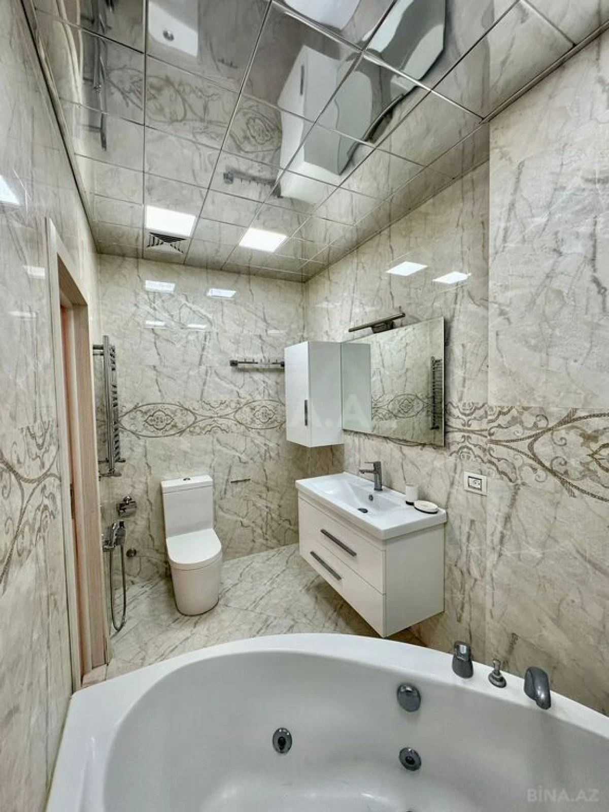 Satılır 4 otaqlı mənzil 160 m²