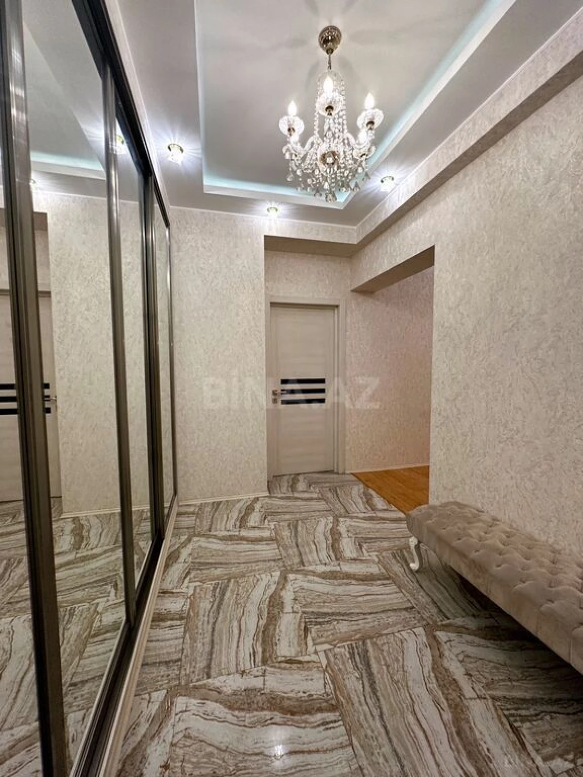 Satılır 4 otaqlı mənzil 160 m²