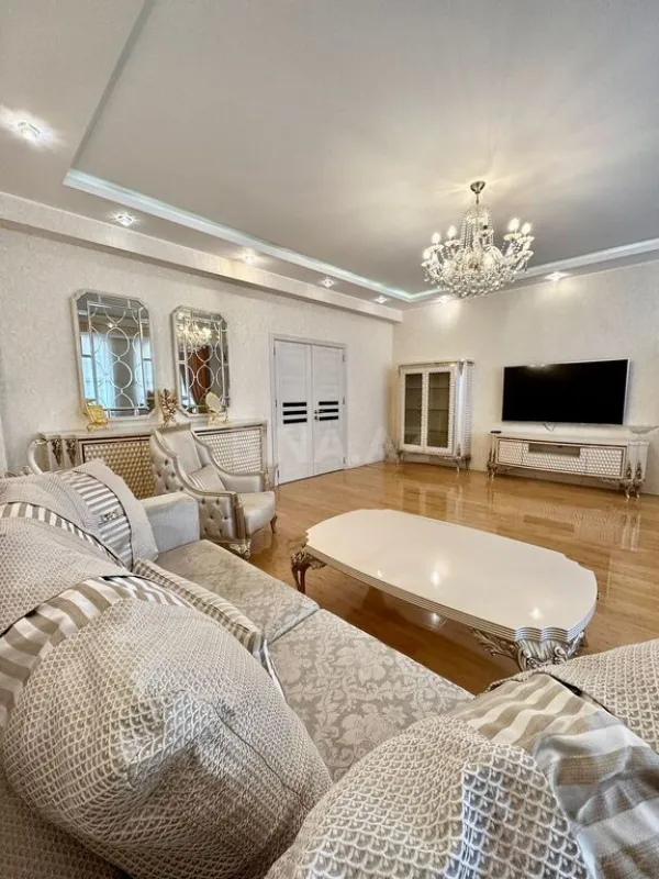 Satılır 4 otaqlı mənzil 160 m²