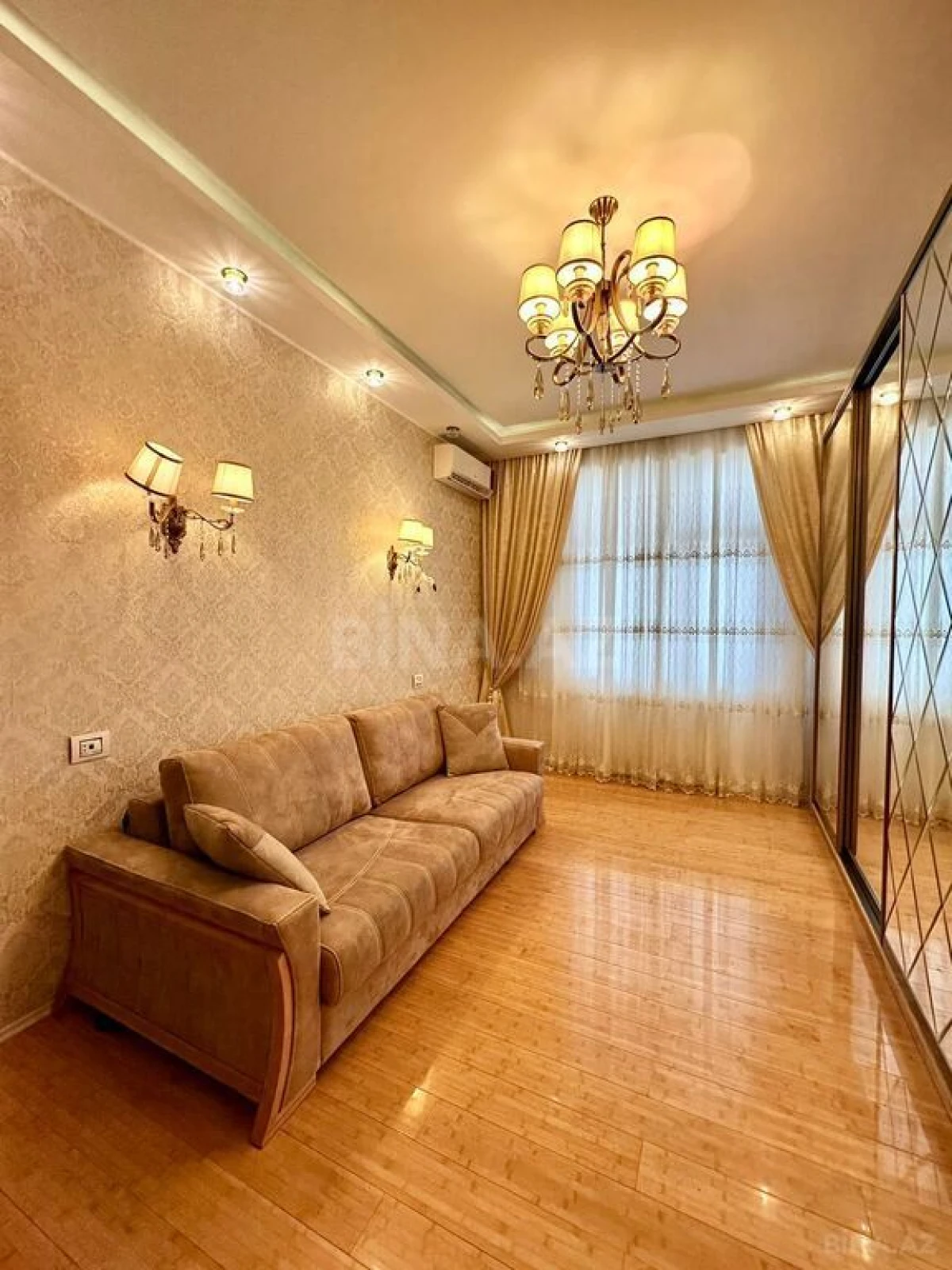 Satılır 4 otaqlı mənzil 160 m²