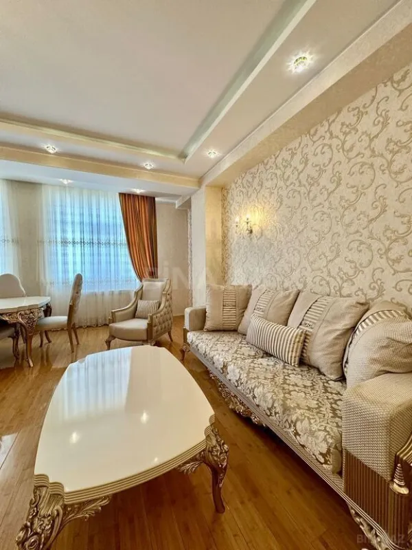 Satılır 4 otaqlı mənzil 160 m²