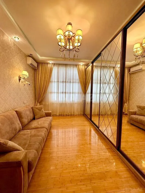 Satılır 4 otaqlı mənzil 160 m²