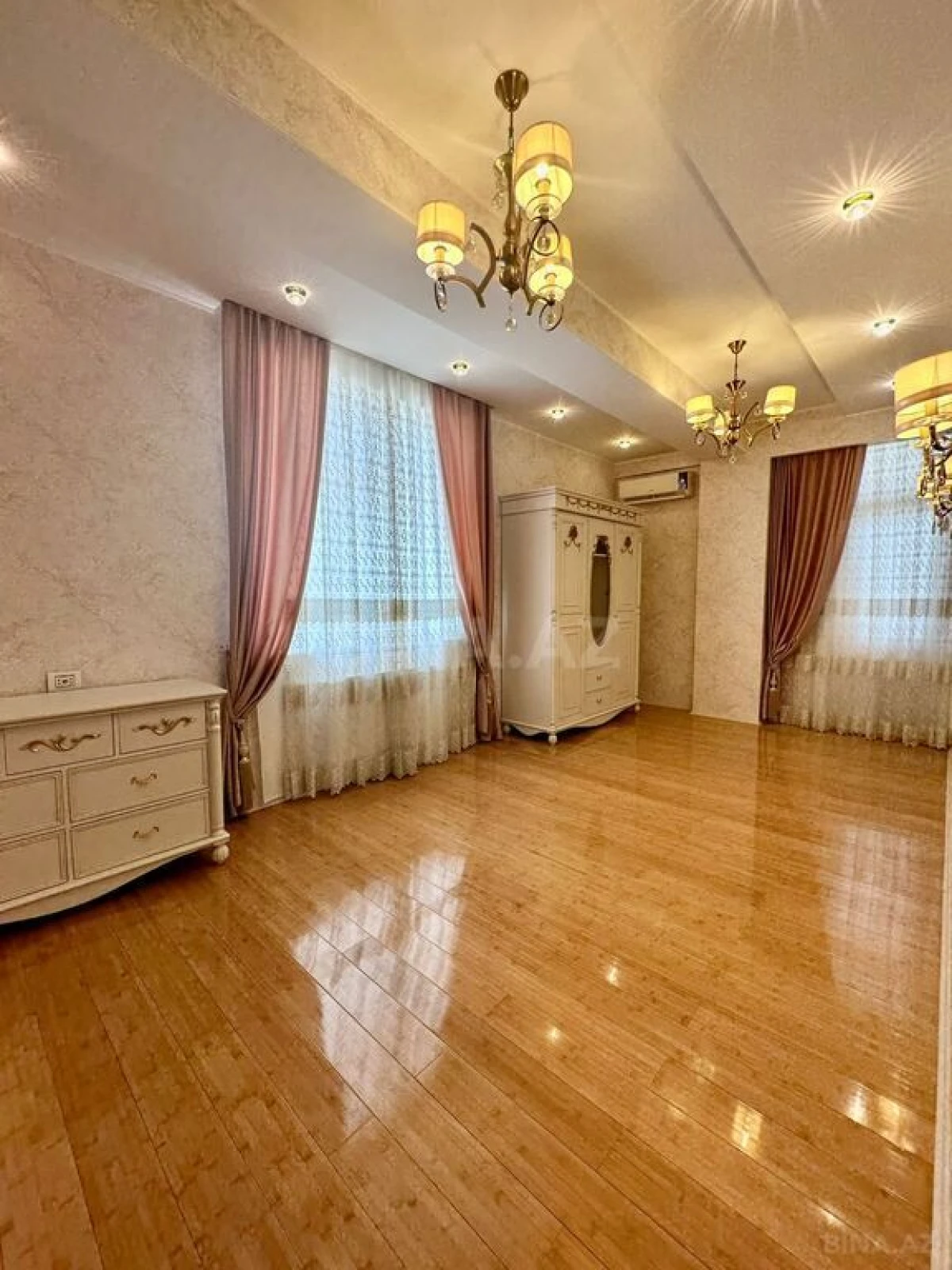 Satılır 4 otaqlı mənzil 160 m²