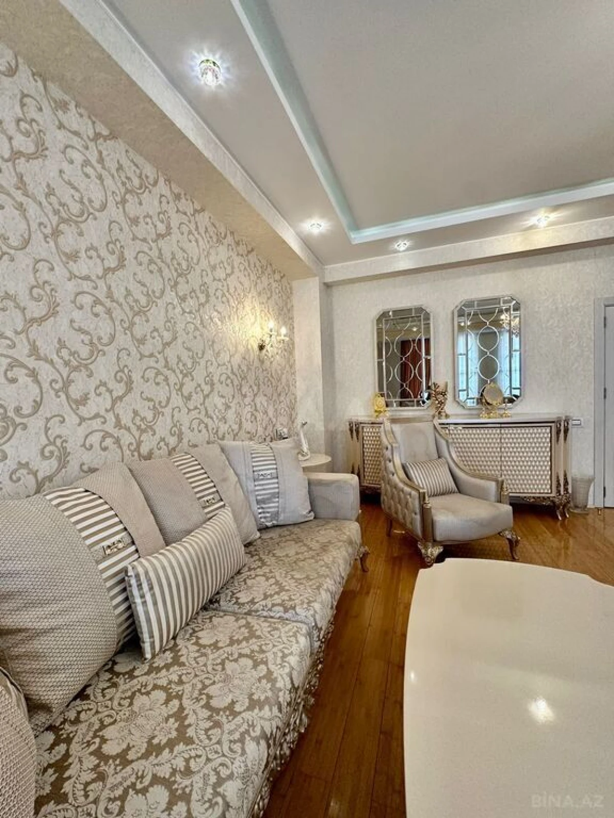 Satılır 4 otaqlı mənzil 160 m²