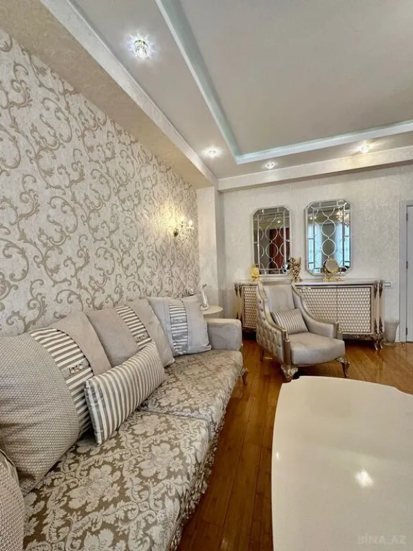 Satılır 4 otaqlı mənzil 160 m²