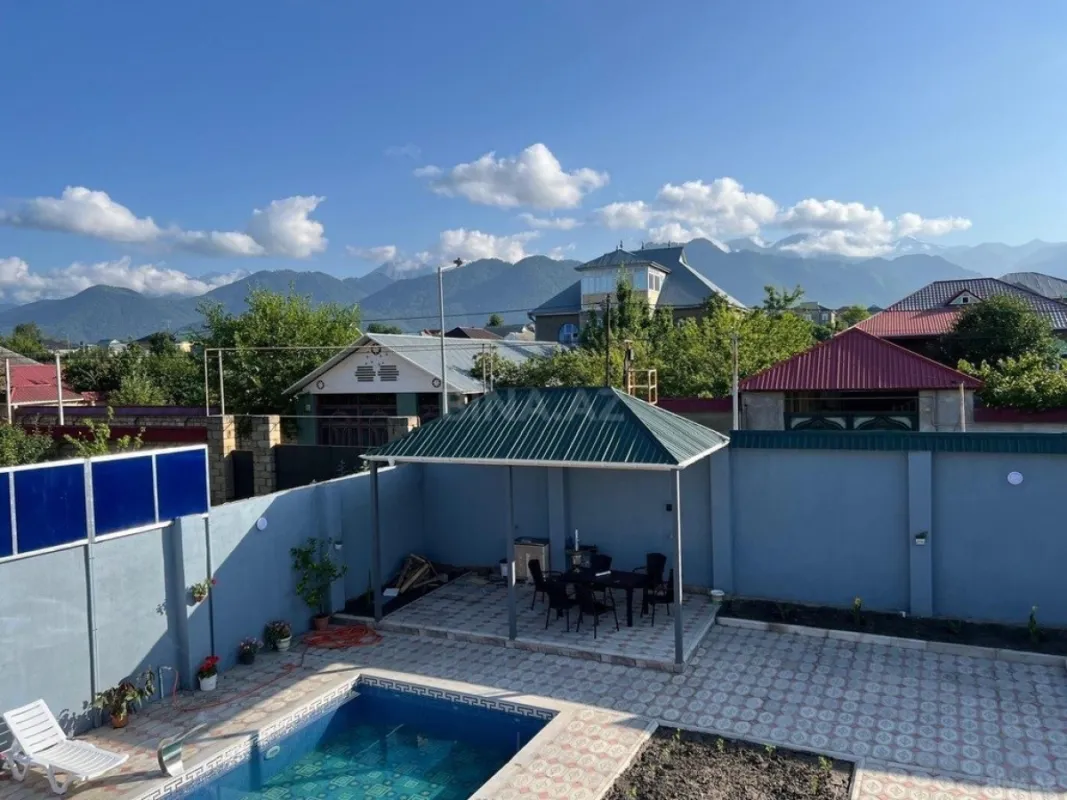 Satılır 5 otaqlı həyət evi 240 m²