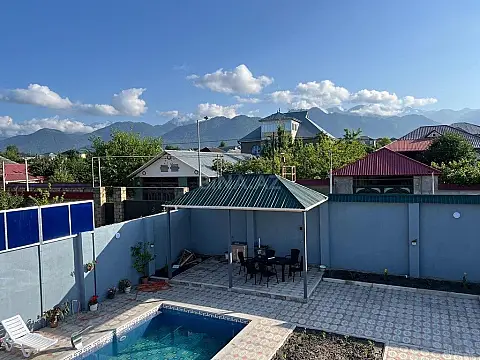 Satılır 5 otaqlı həyət evi 240 m²