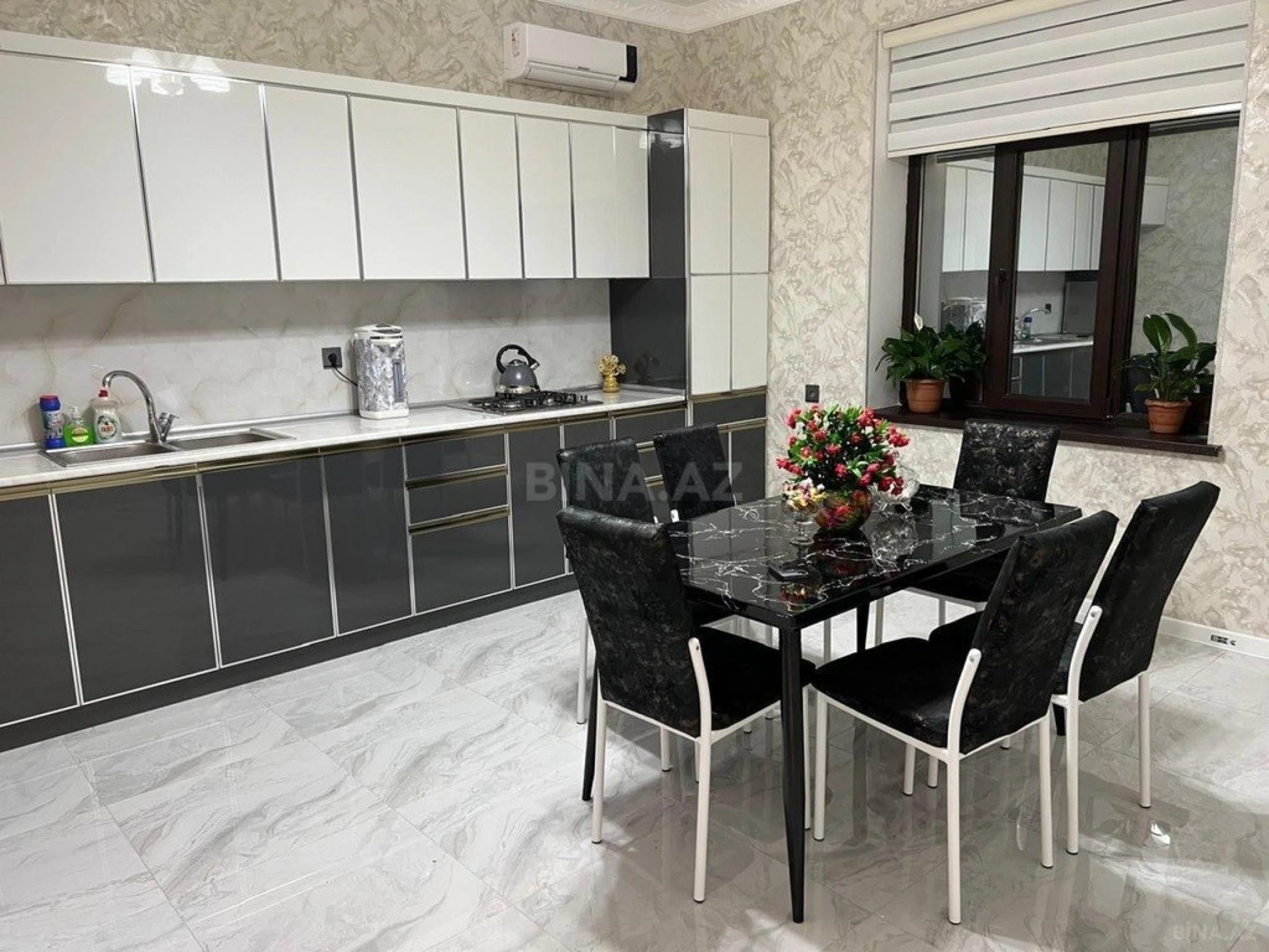 Satılır 5 otaqlı həyət evi 240 m²