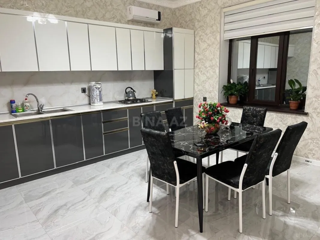 Satılır 5 otaqlı həyət evi 240 m²