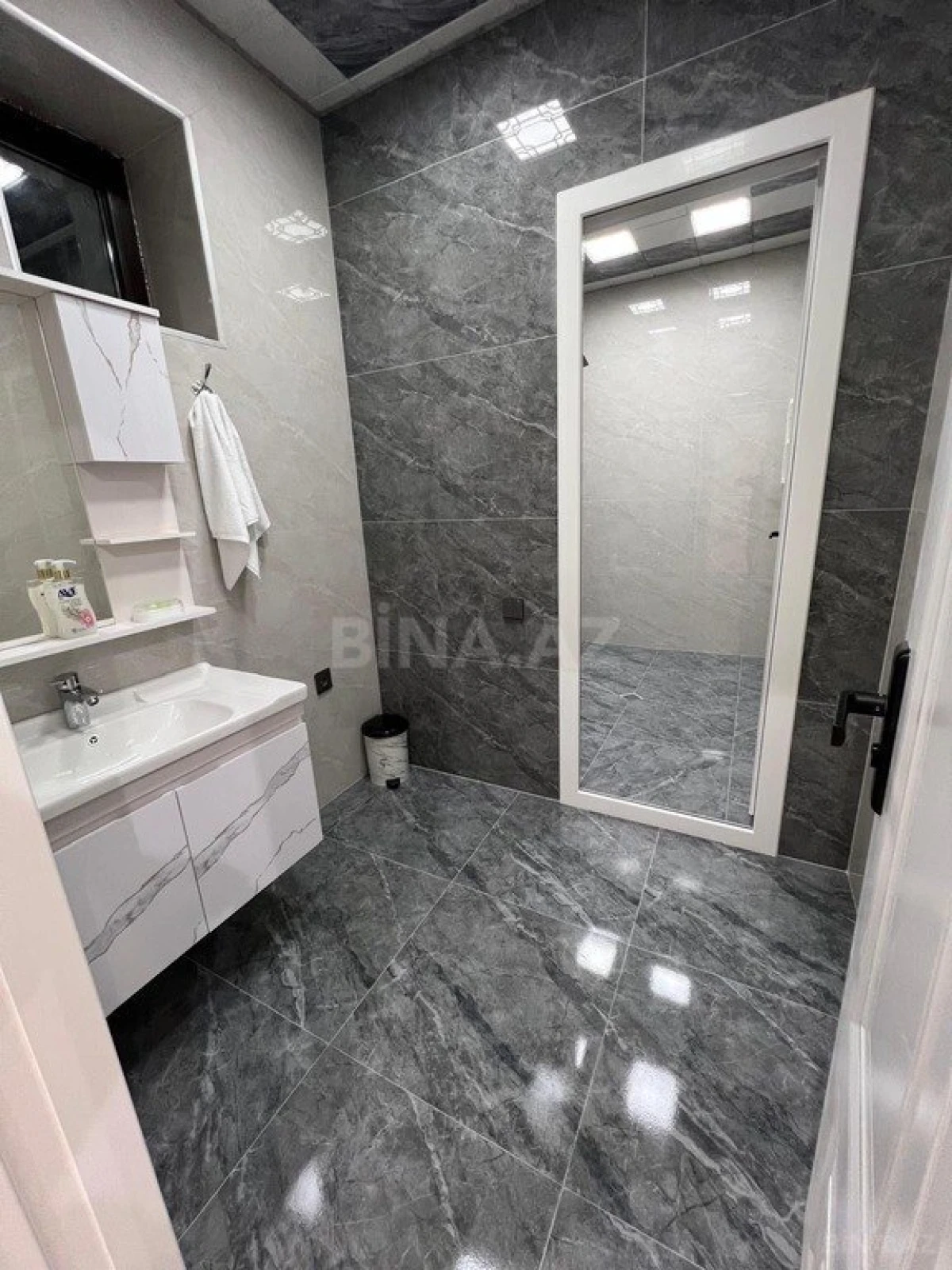 Satılır 5 otaqlı həyət evi 240 m²