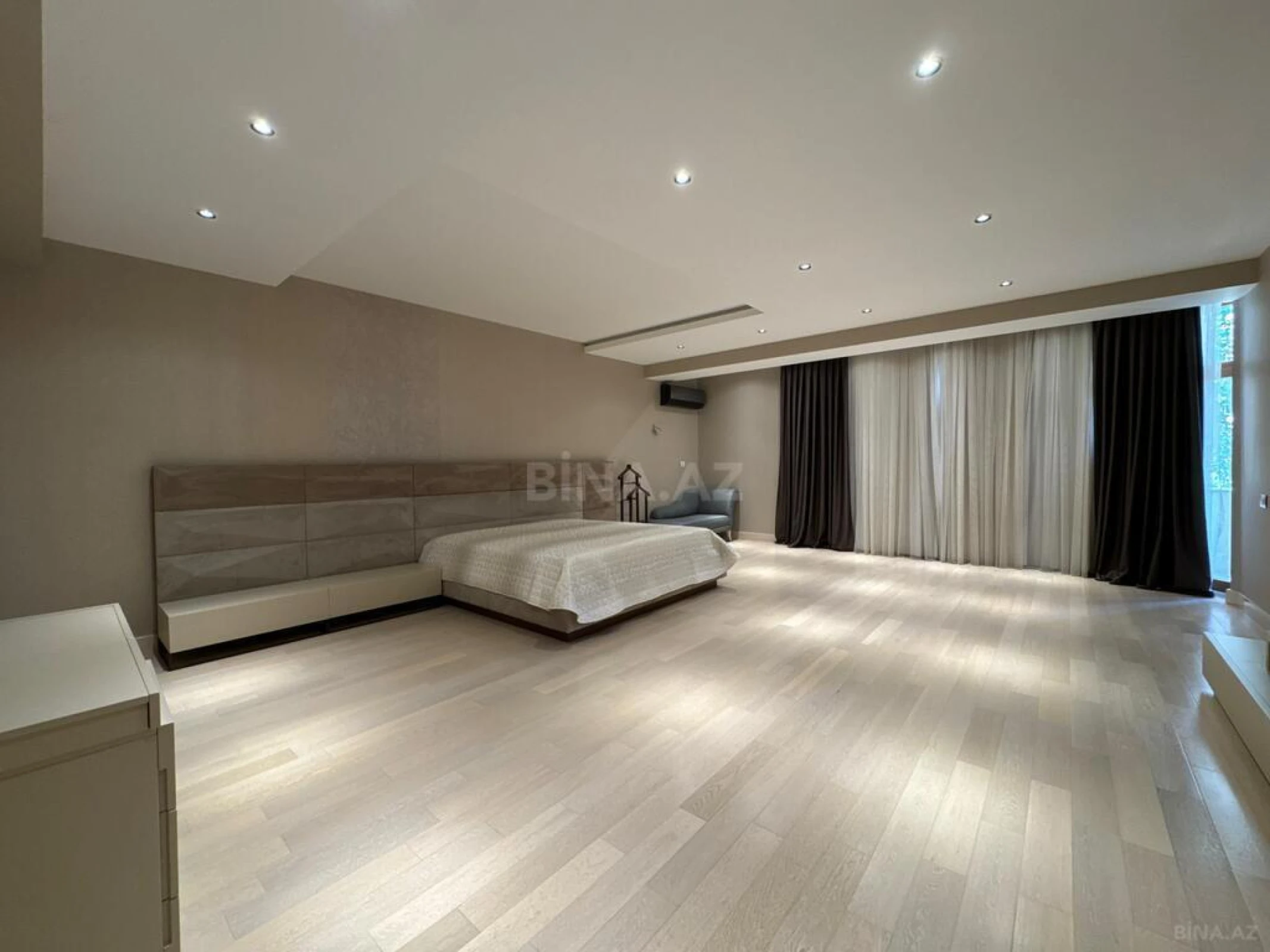 Satılır 6 otaqlı mənzil 360 m²