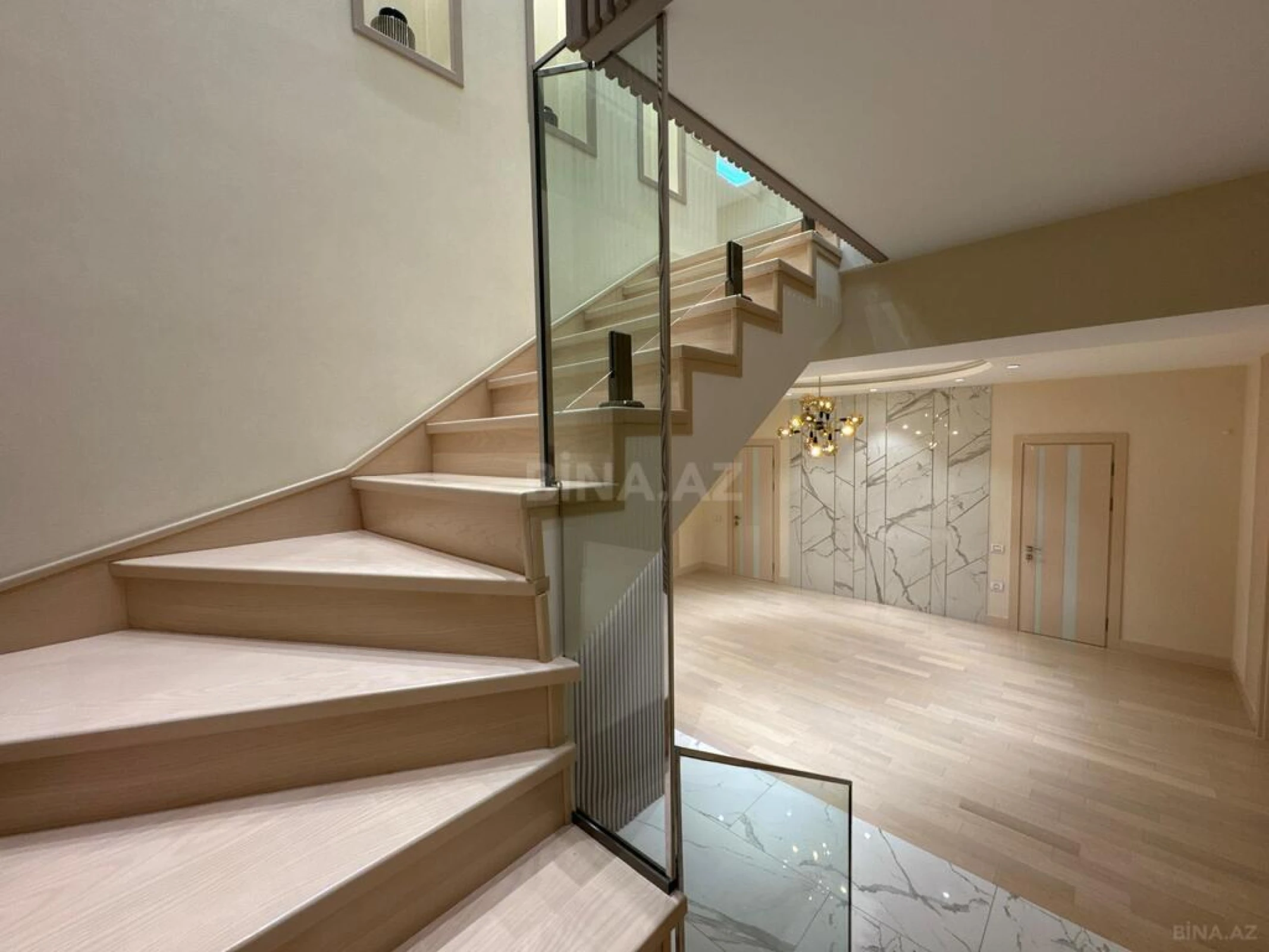 Satılır 6 otaqlı mənzil 360 m²