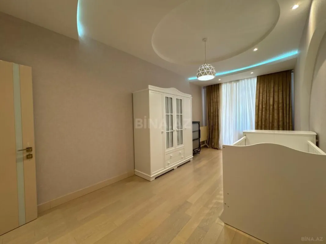 Satılır 6 otaqlı mənzil 360 m²