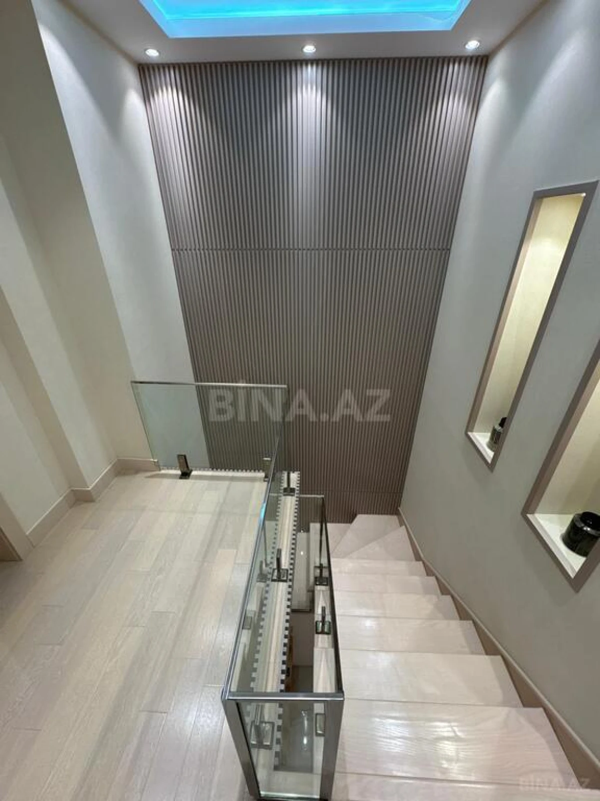 Satılır 6 otaqlı mənzil 360 m²