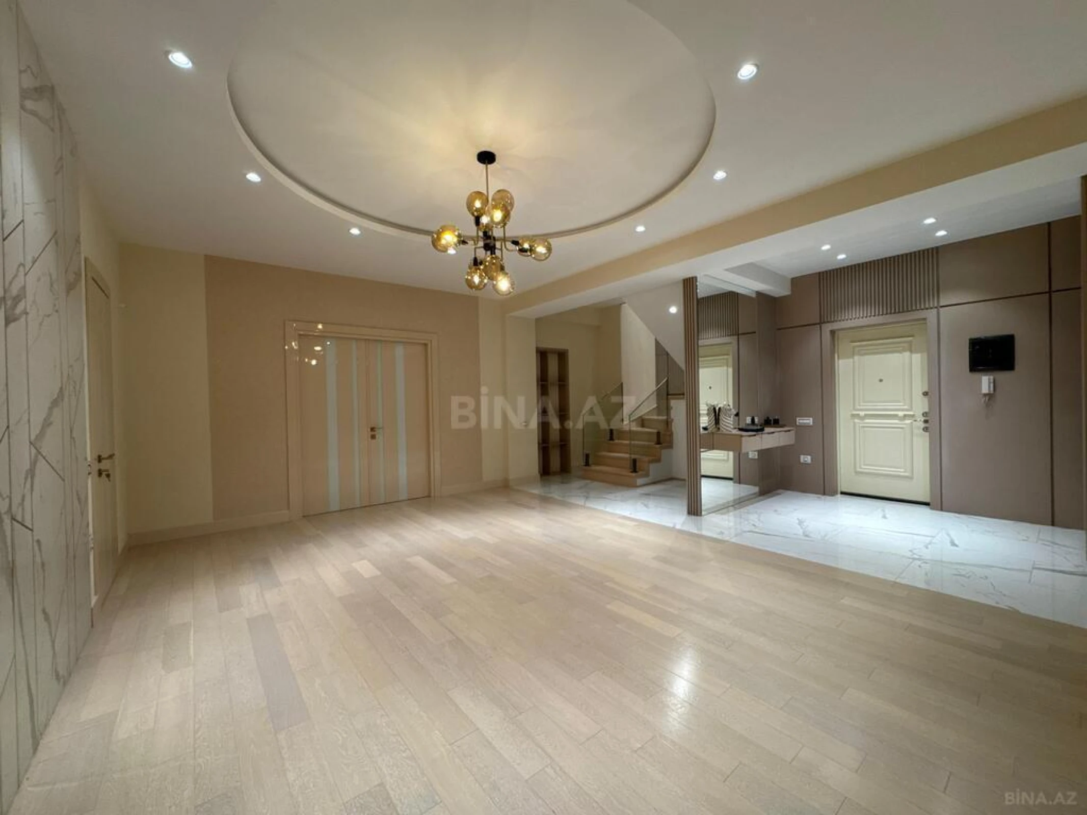Satılır 6 otaqlı mənzil 360 m²
