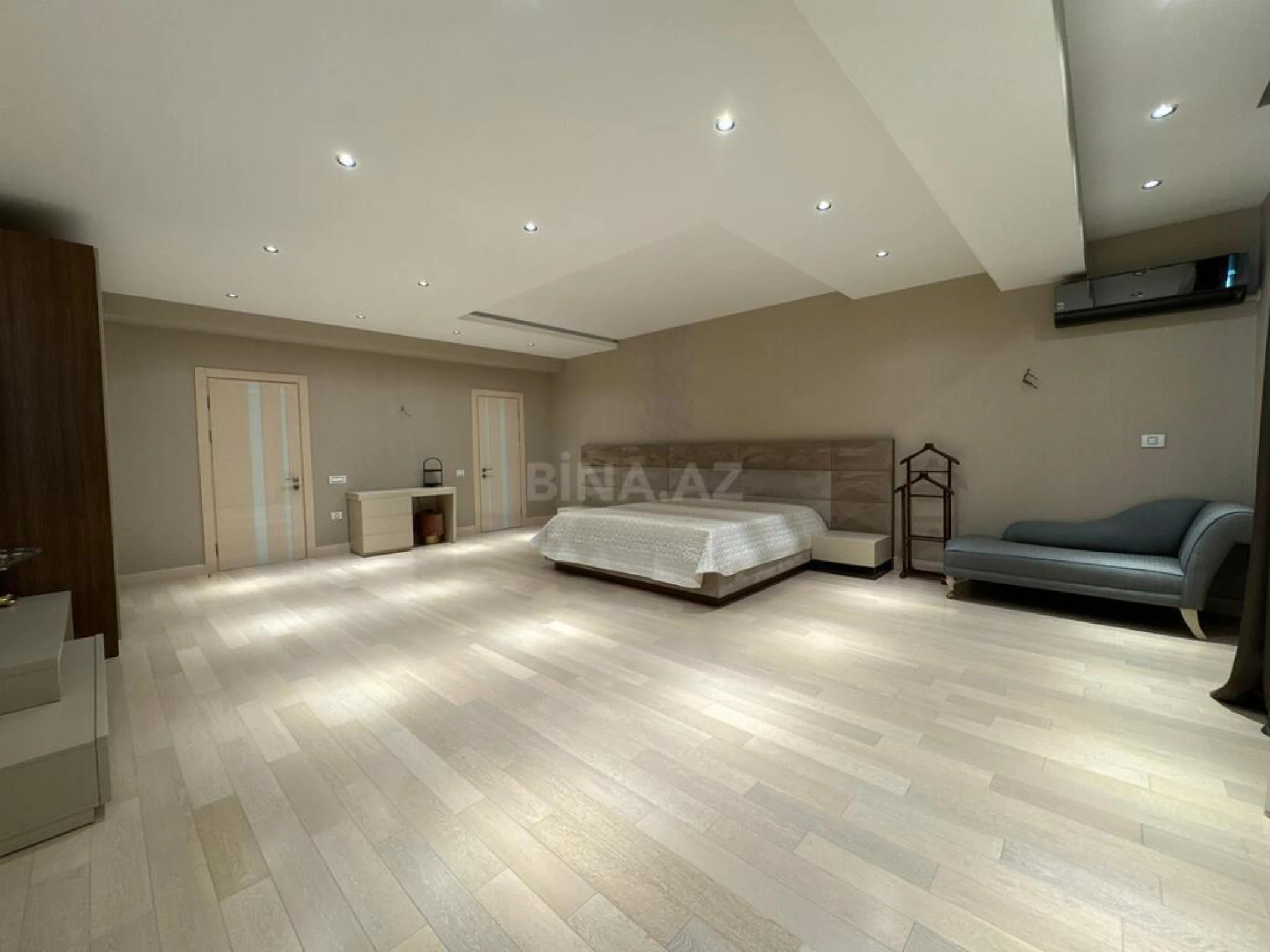 Satılır 6 otaqlı mənzil 360 m²