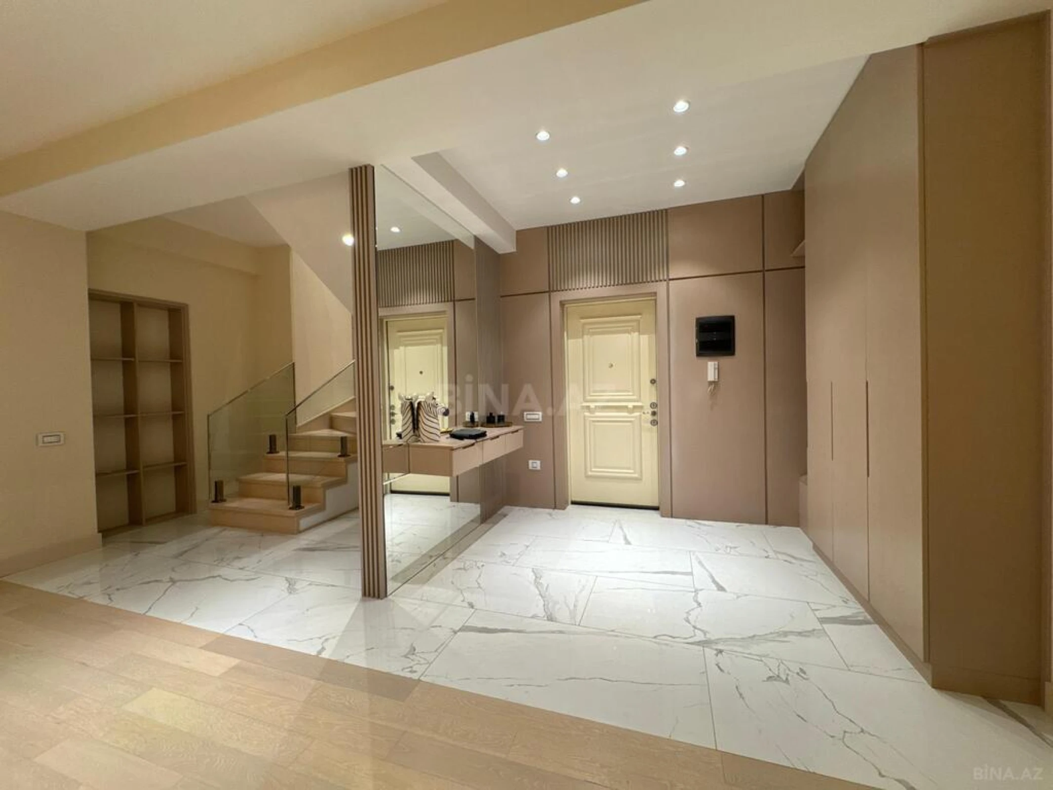 Satılır 6 otaqlı mənzil 360 m²