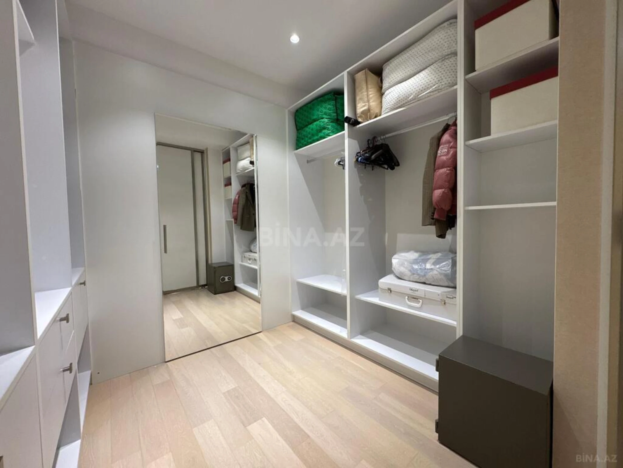 Satılır 6 otaqlı mənzil 360 m²
