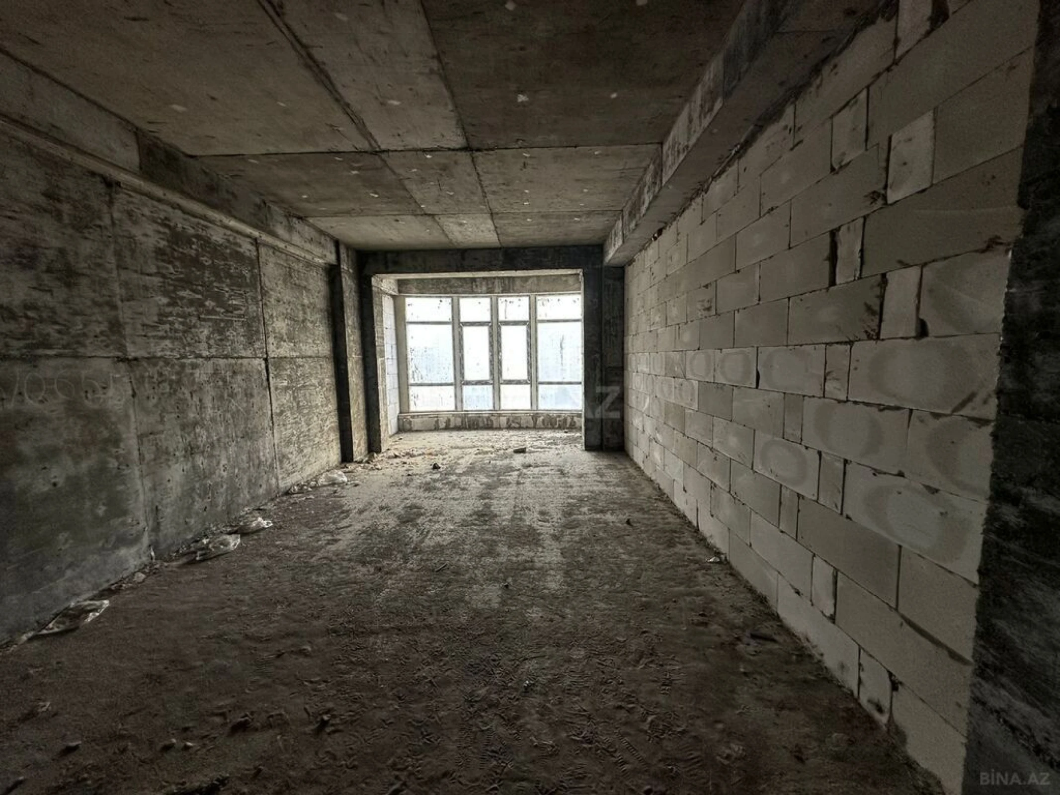 Satılır 4 otaqlı mənzil 184 m²