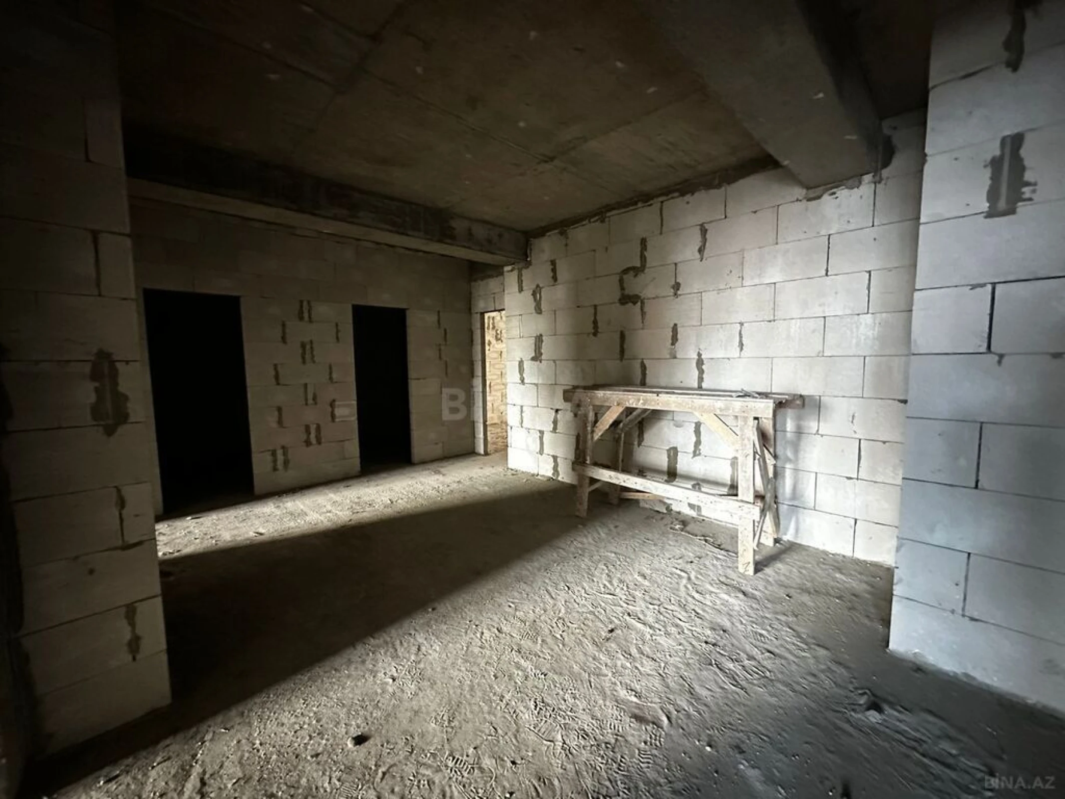 Satılır 4 otaqlı mənzil 184 m²