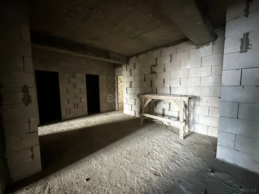 Satılır 4 otaqlı mənzil 184 m²