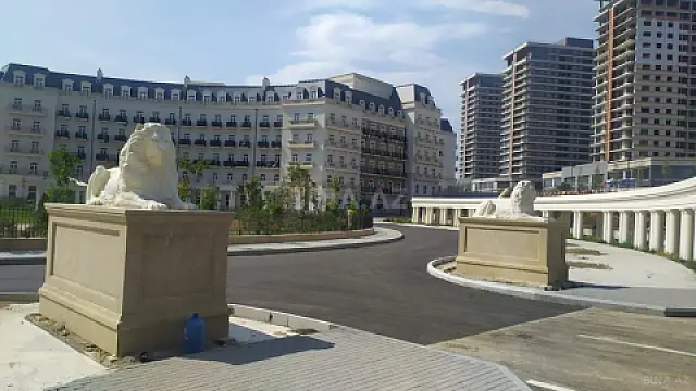 Satılır 4 otaqlı mənzil 144 m²