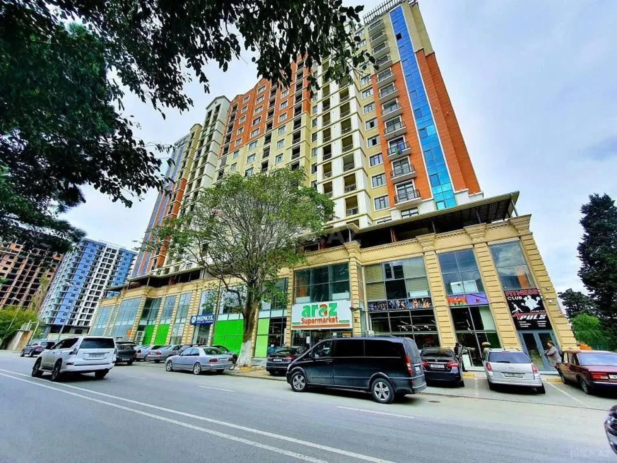 Satılır 4 otaqlı mənzil 217 m²