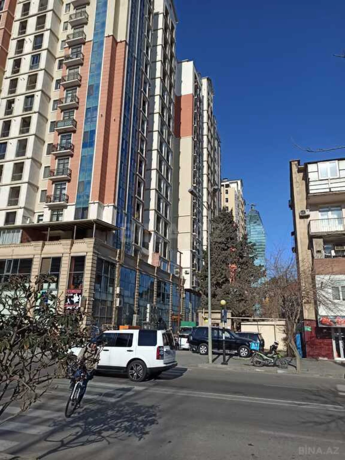 Satılır 4 otaqlı mənzil 217 m²