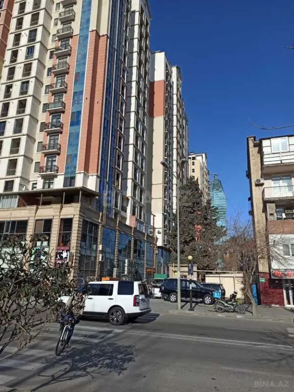 Satılır 4 otaqlı mənzil 217 m²