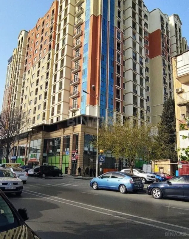 Satılır 4 otaqlı mənzil 217 m²