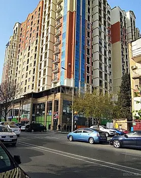 Satılır 4 otaqlı mənzil 217 m²