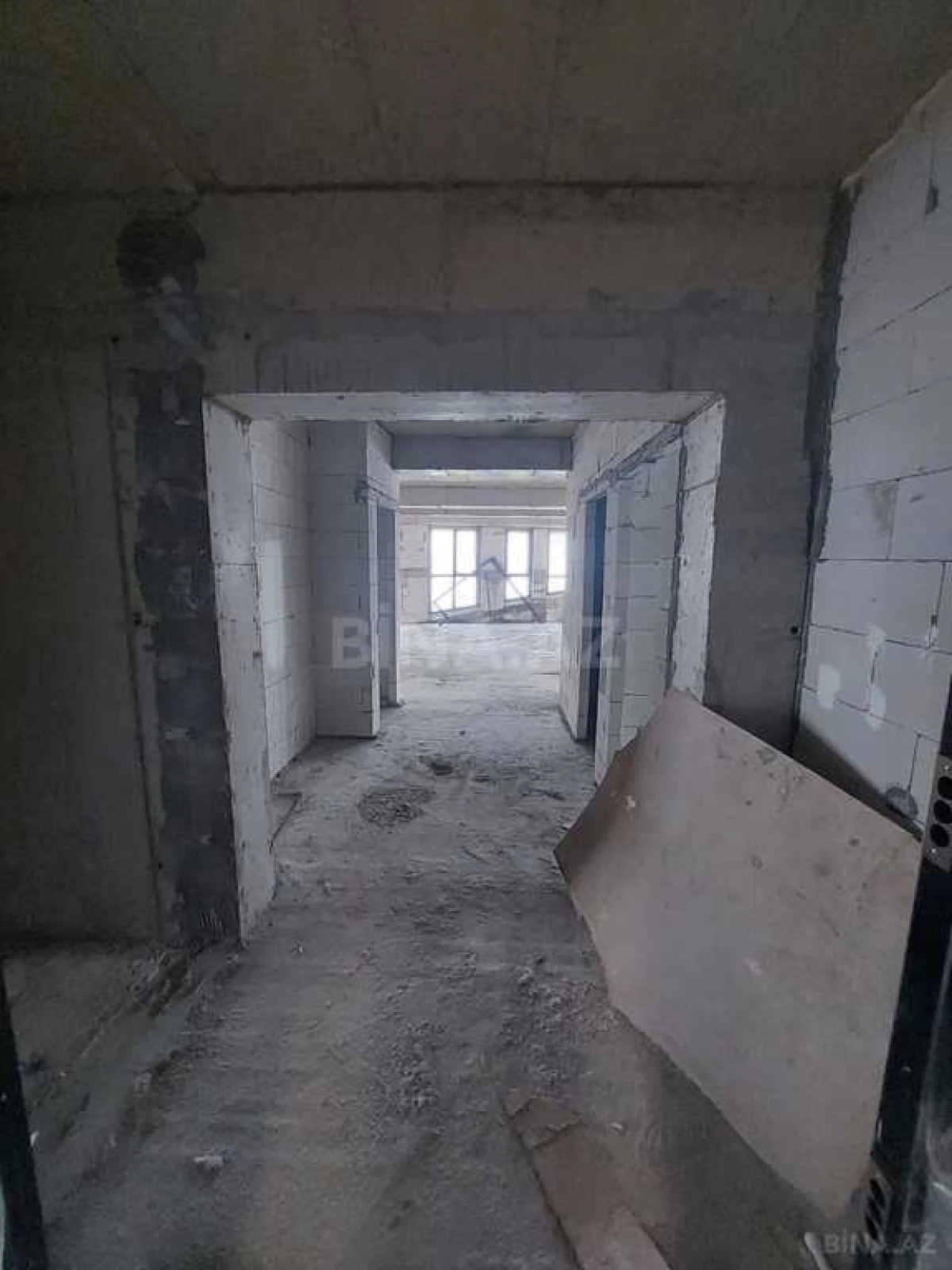 Satılır 4 otaqlı mənzil 217 m²
