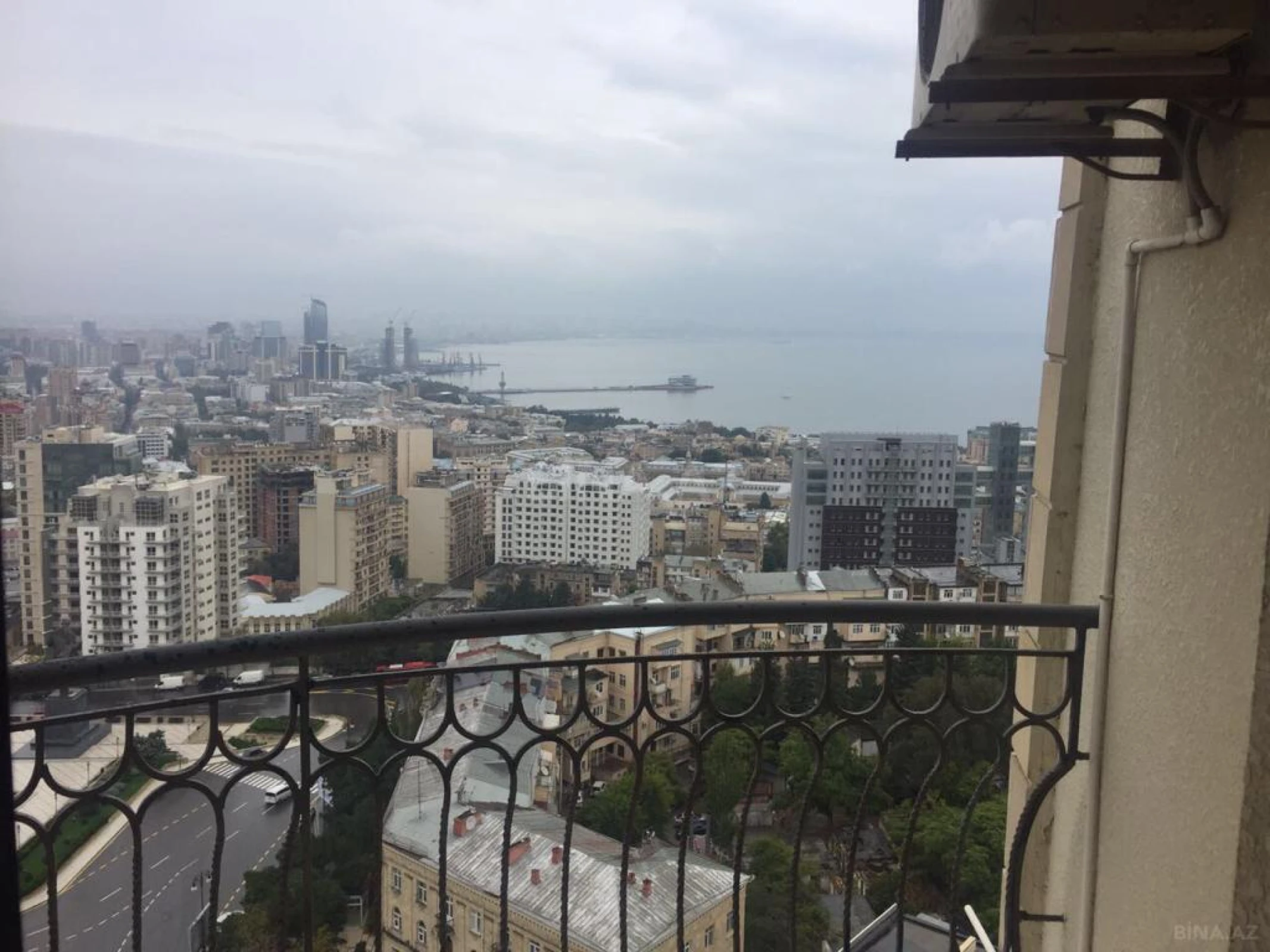 Satılır 4 otaqlı mənzil 300 m²